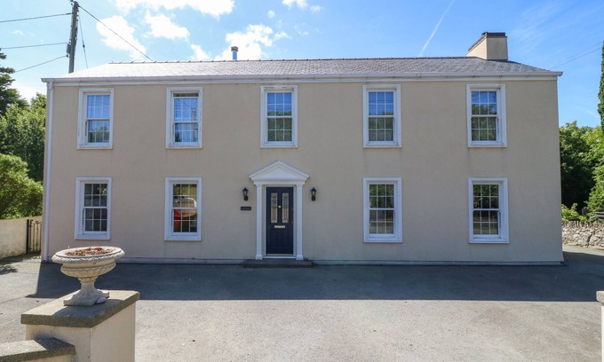Amlwch Casa | LLECHOG, family friendly, with open fire in Cemaes Bay
