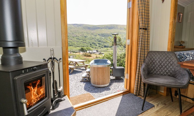 Llanbedr Cabaña | LLETHR - SHEPHERDS HUT, romantic, with hot tub in Llanbedr