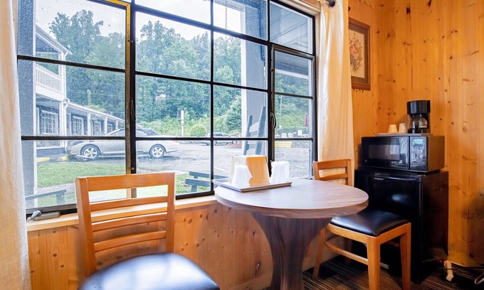 Cherokee Hotel | Lloyd's On The River Country Inn By OYO