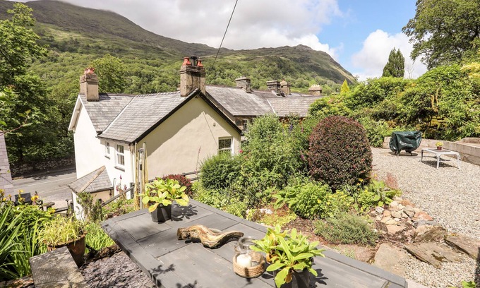 Nant Gwynant Cabaña | LLYS ELEN, family friendly, character holiday cottage in Nant Gwynant