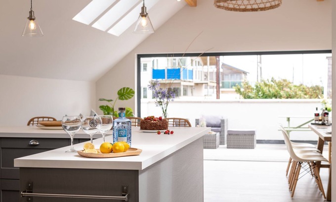 Rhosneigr Casa | Llys Y Celeste: 5 bedroom pet-friendly holiday home in Rhosneigr