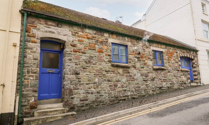 Carmarthen Casa | LLYS-YR-ONNEN, family friendly, with a garden in Carmarthen