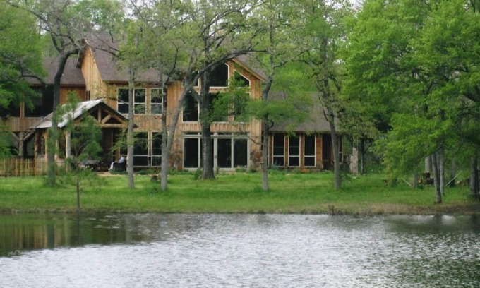 Grimes County Casa | Loblolly Lake: Colorado Lodge se encuentra con el paraíso de la fiesta de Texas