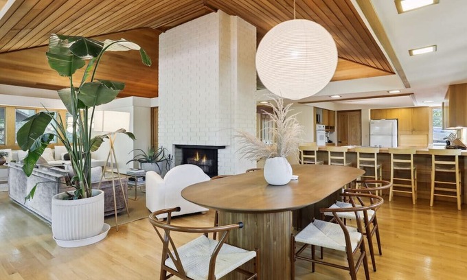 Comstock Casa | Sleek and clean 3-bedroom, 2- bathroom home on beautiful North Pipe Lake