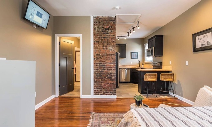 Highlands Apartamento | Local Legends Lounge - Walkable to fun- Location!