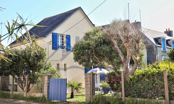 Guilvinec Casa | LocaLise - Océan Lodge, vacation home with fully enclosed garden