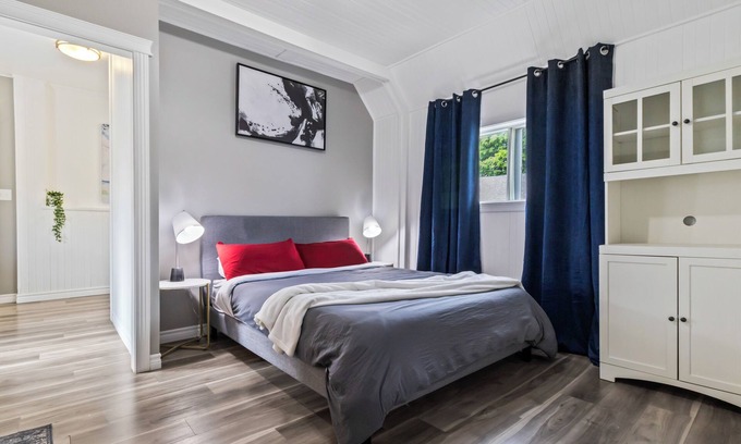 Shediac Apartamento | Located behind an amazing Ice cream shop & restaurant, our space is perfect anyone visiting Shediac!