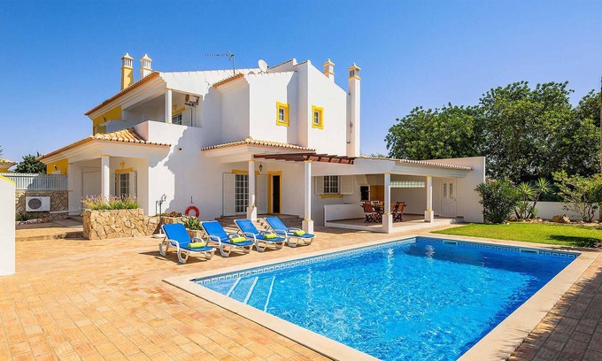 Guia Casa | Located in the beautiful village of Guia, this traditional villa offers a great place for relaxation
