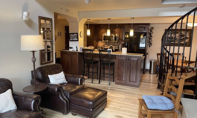 Vail Condominio | Ubicado en el corazón de Vail Village. Estacionamiento subterráneo, jacuzzi y piscina.