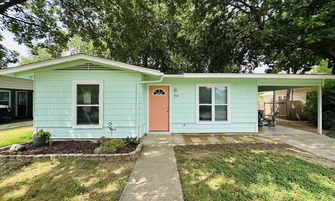 Rio Vista Casa | Located in the heart of San Marcos, just blocks away from the San Marcos River.