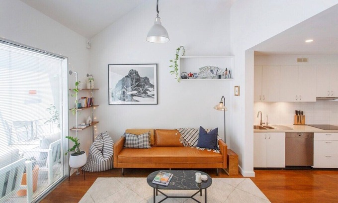 Fremantle Apartamento | Located in the Old Tannery just minutes walk to Central Fremantle's vibrant City Centre. What you will enjoy: * Peaceful location yet central to markets * Free secure parking for 1 car undercover * Climate controlled air conditioning *