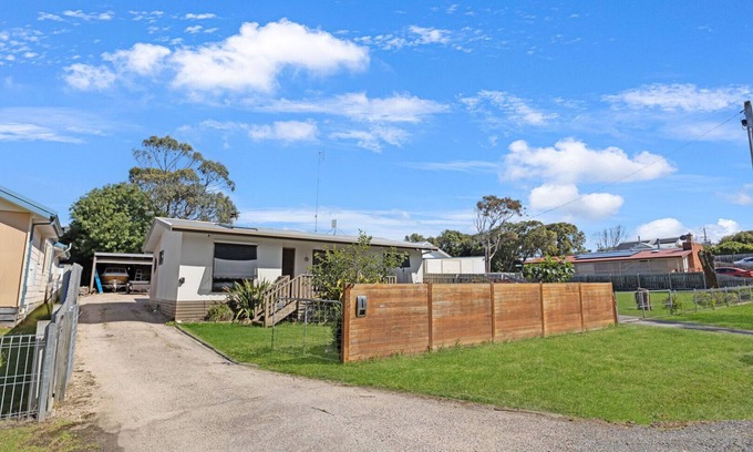 Lake Tyers Beach Casa | Located just a stone’s throw away from Lake Tyers and Water Wheel Tavern
