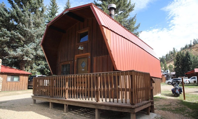Red River Cabina | Located on our Private Fishing Pond