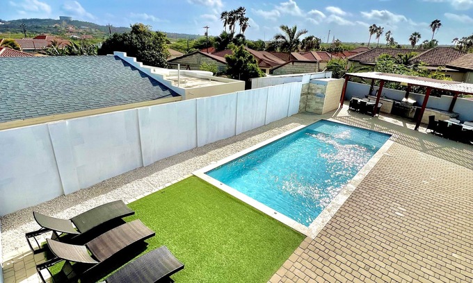 Sabana Liber Villapark Condominio | Nueva casa de 3 dormitorios y 2 baños con una gran piscina a minutos de Palm Beaches