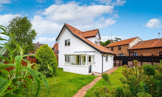 Saxthorpe Cabaña | Located quietly and tucked away in the village of Saxthorpe, Inglenook, a semi-detached cottage dati