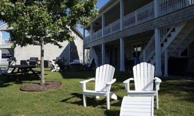 Block Island Complejo | Located steps from Old Harbor and beaches Restaurants and shops one block away.