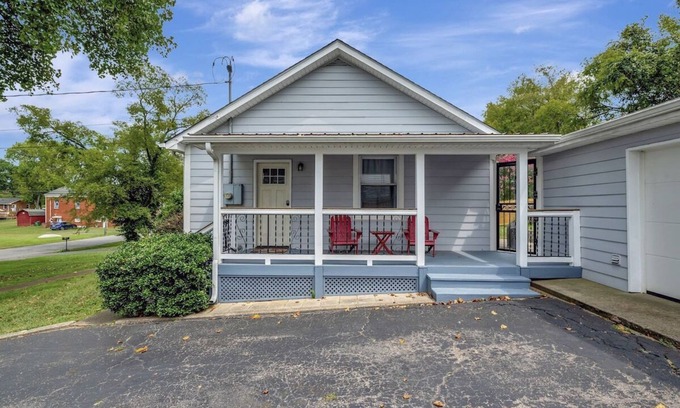 Woodbine Casa | Location! 4 Miles to Broadway! Sleeps 4