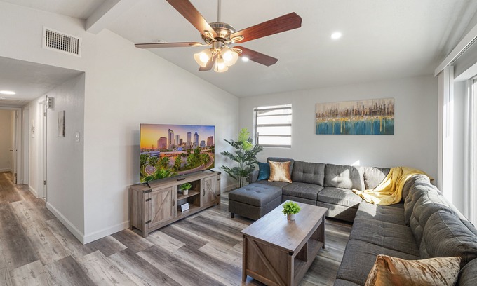 Orient Park Casa | Location! 4BR 2BA Renovated House Sleeps 10