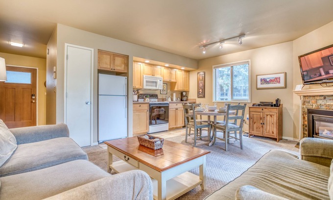 Century West Condominio | Disfruta de Bend desde este condominio del primer piso con una chimenea de gas y acceso a un gimnasio.