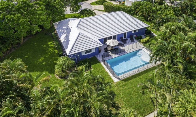 Delray Beach Casa | ¡UBICACIÓN! Casa de playa de lujo a 1 cuadra de la playa con una piscina climatizada y un ENORME lote