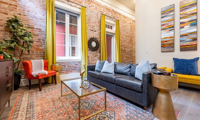 Central Business District Apartamento | 🐊LOCATION & CONDO to Stay in When Visiting DOWNTOWN NOLA! QN Sleeper Sofa & 15 ft Ceilings!🐊