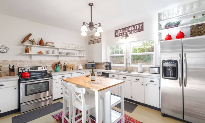 McMinnville Casa | Wine Country Farmhouse, Walk Historic Downtown McMinnville-Summer Mid-Wk $ 185 / N