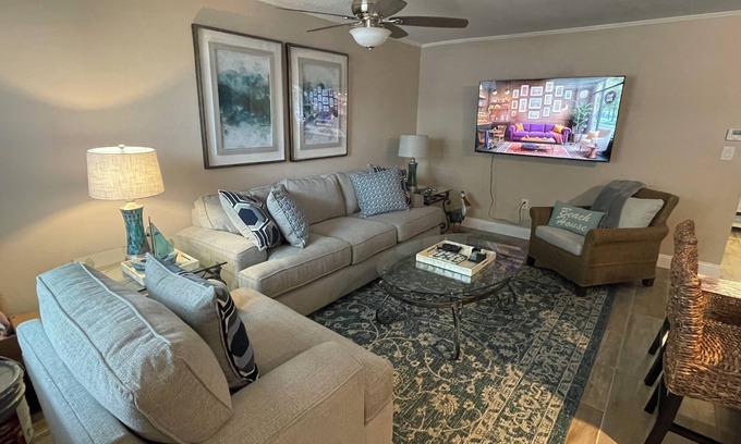Treasure Island Condominio | Location, location, location- Treasure Island cozy cottage