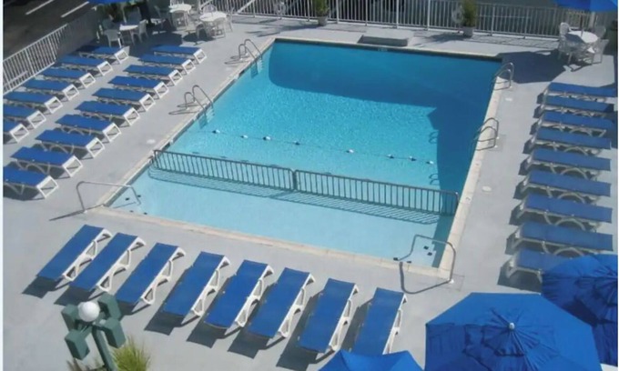 Cape May - Wildwood Condominio | Location Location!! 1 block to the beach w/Heated Pool, private bedroom/kitchen
