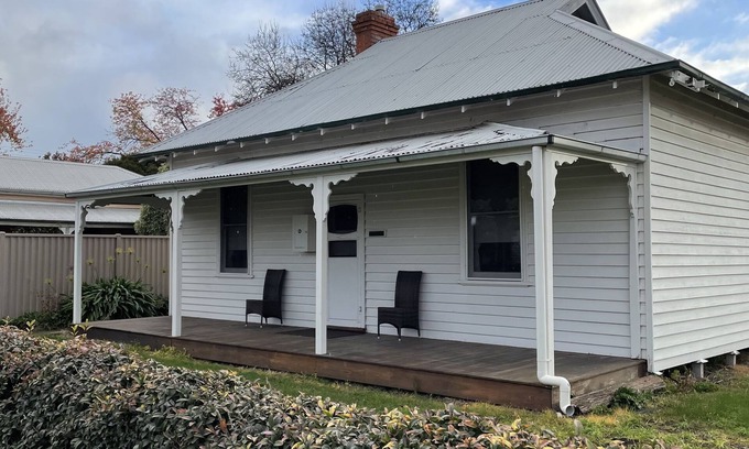 Mansfield Casa | Location Location - 5 minutes walk to shops, restaurants and cafes.