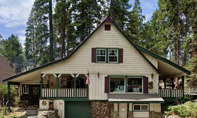 West Village Cabina | LOCATION, LOCATION, LOCATION! Charming West Village Cabin In Town- 2 Miles/Lake.