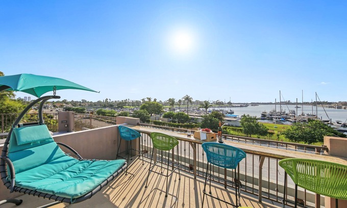 Coronado Condominio | ¡Ubicación, ubicación, ubicación! Propiedad frente al agua con vistas increíbles!
