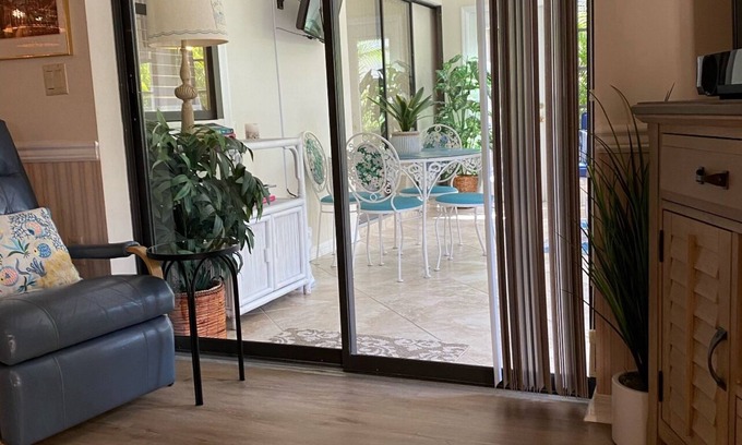 Sarasota Casa | Location Location! Two Minutes from Siesta Key Beach (#1 Beach in the U.S.)