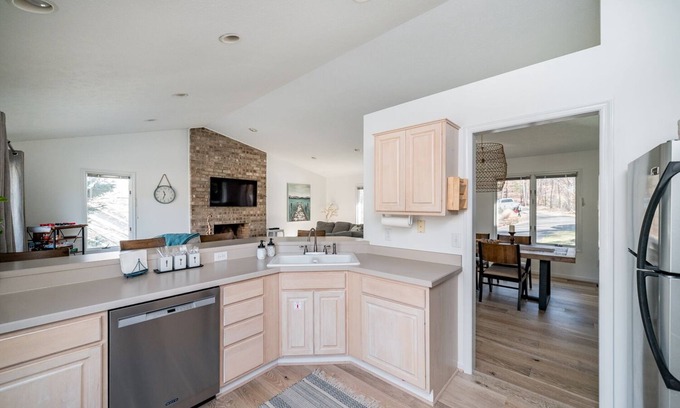 North Shore Casa | LOCATION! Restaurants, Shops! Waterfront Quiet, Golf Community Game Room Bunks