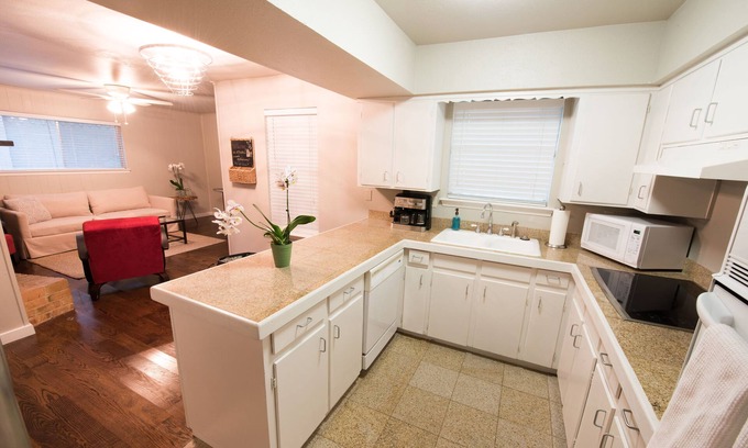 Northeast Dallas Casa | ¡Ubicación! Actualizado con buen gusto 2-2 Lakewood Duplex, 1/2 milla a White Rock Lake