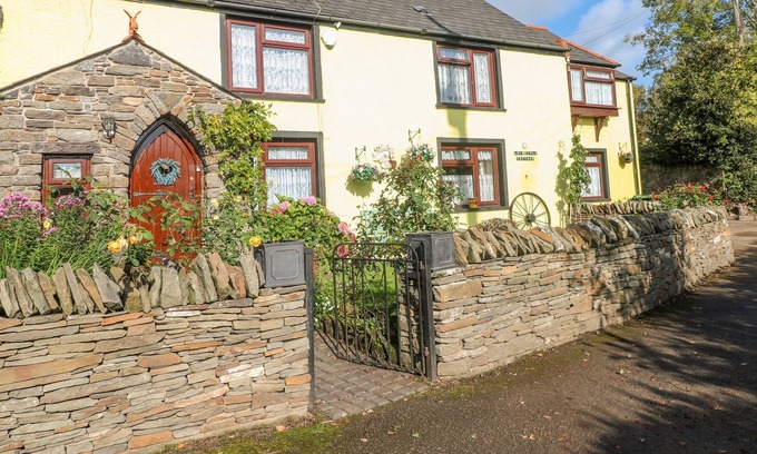 Tongwynlais Cabaña | LOCH FIELD COTTAGE, pet friendly, with a garden in Cardiff