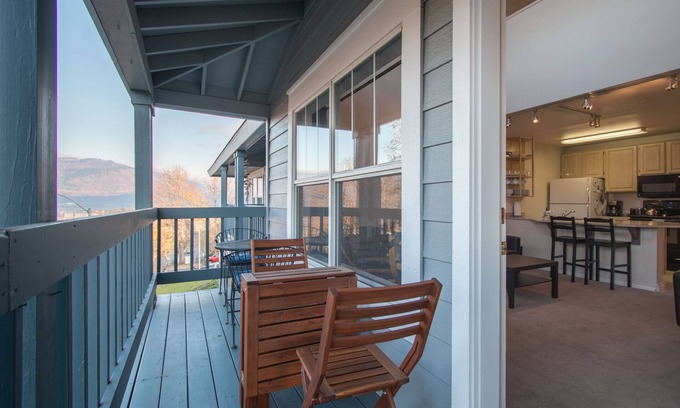 Hood River Condominio | Lodge 27 Roomy Condo with Gear Storage Onsite by RedAwning
