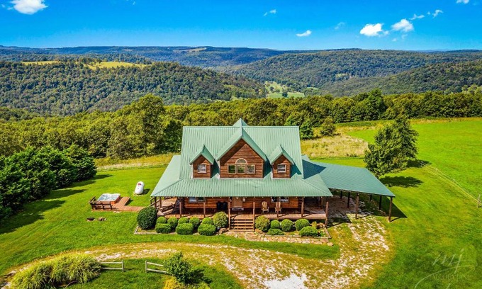 Compton Casa | Lodge at OZK Ranch- Incredible mountaintop cabin with hot tub and views