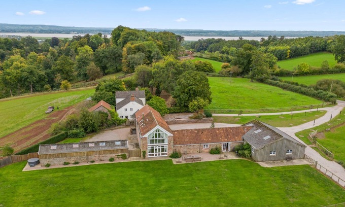 Lydney Casa | Lodge Barn, Forest of Dean - sleeps 18 guests in 9 bedrooms