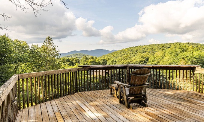 Boone Cabina | Lodge & Cabin PET/ FEED/ BRUSH HORSES! Hot Tub Roku Great Views Privacy