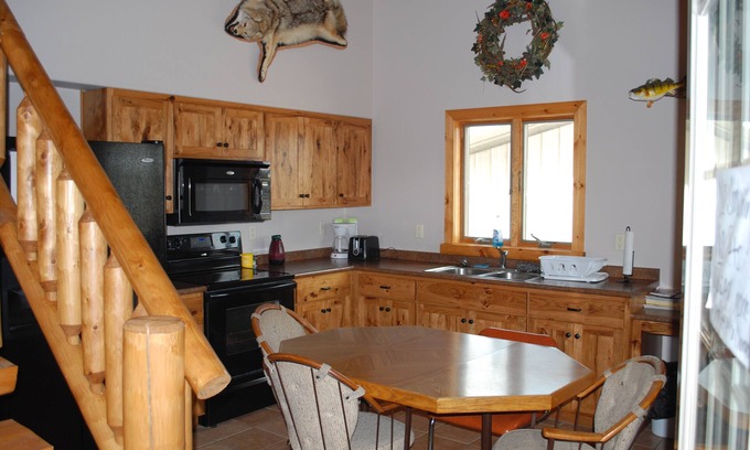 Webster Cabina | LODGE in Webster HYWY 12 & 25 Located on site with Pereboom Cafe