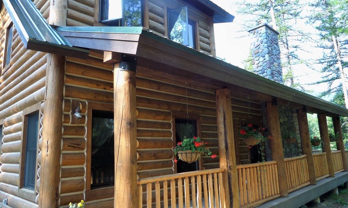 Coram Cabina | Presentar como casa de madera en el río Flathead