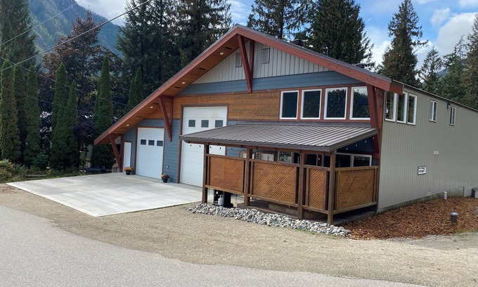 Revelstoke Cabina | Lodge with Direct ATV Trail Access, Hot Tub and Shop It’s the Perfect Home Base!