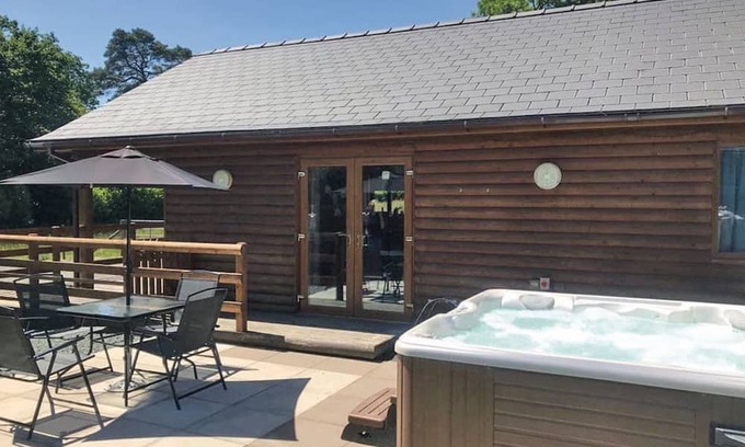 Llanddewi Ystradenny Chalet De Esquí | Alojamiento de 2 habitaciones en Llanddewi, Nr. Llandrindod Wells