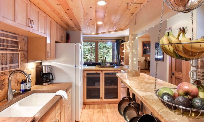 Tahoe City Cabina | Lodgepole Lair - Remodeled, Walkable, Lake & Ski