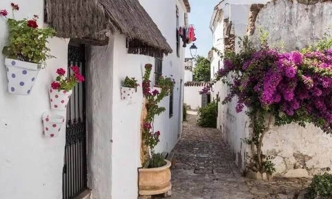 Castillo de Castellar Apartamento | Alojamiento en un pueblo medieval, una experiencia inolvidable.
