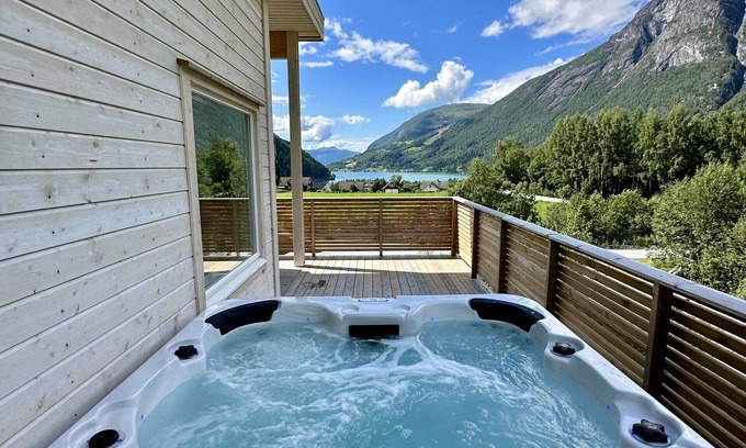 Loen Apartamento | Loen Panorama in Stryn, outdoor hot tub with fjord and mountain views