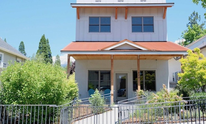 Mount Shasta Casa | Loft @ 420 on Chestnut