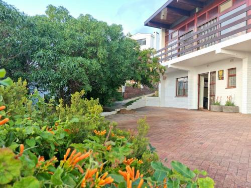 Gordons Bay Central Apartamento | Loft Cottage, sleeps 2. Central and Cozy!