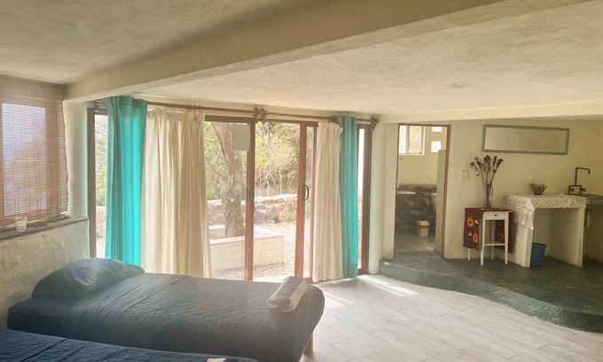 Tepoztlan Apartamento | Loft en la montaña con baño privado, terraza, jardín y vistas panorámicas.