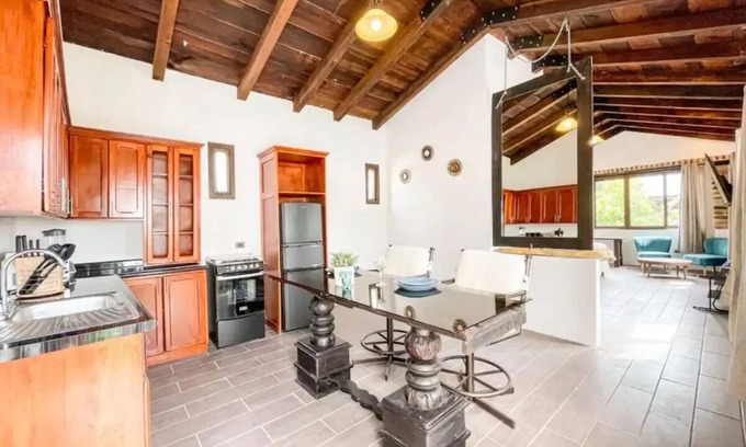 Antigua Guatemala Apartamento | Loft en las cercanías de Antigua con cocina, internet, Netflix, piscina y grill